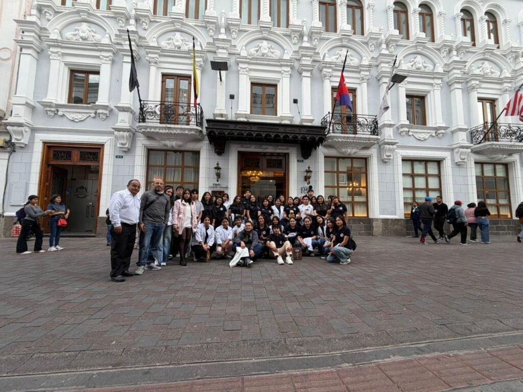 Estudiantes de la Universidad Nacional de Chimborazo en el Hotel Plaza Grande de Quito durante una gira académica organizada por Tour Salinerito.
