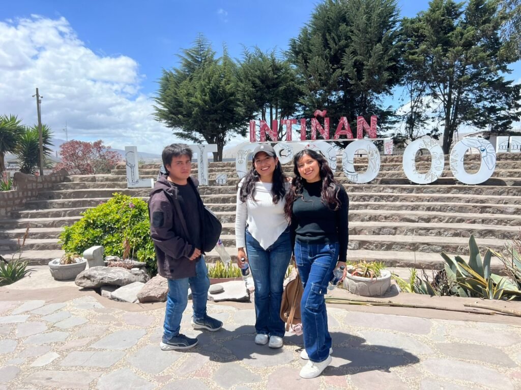 Estudiantes de la Universidad Nacional de Chimborazo en el Museo Inty Ñan con el espacio de Latitud Cero al fondo, durante una gira académica organizada por Tour Salinerito.